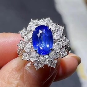 3.6ct Cornflower Blue Sapphire 18Kt Gold Ring