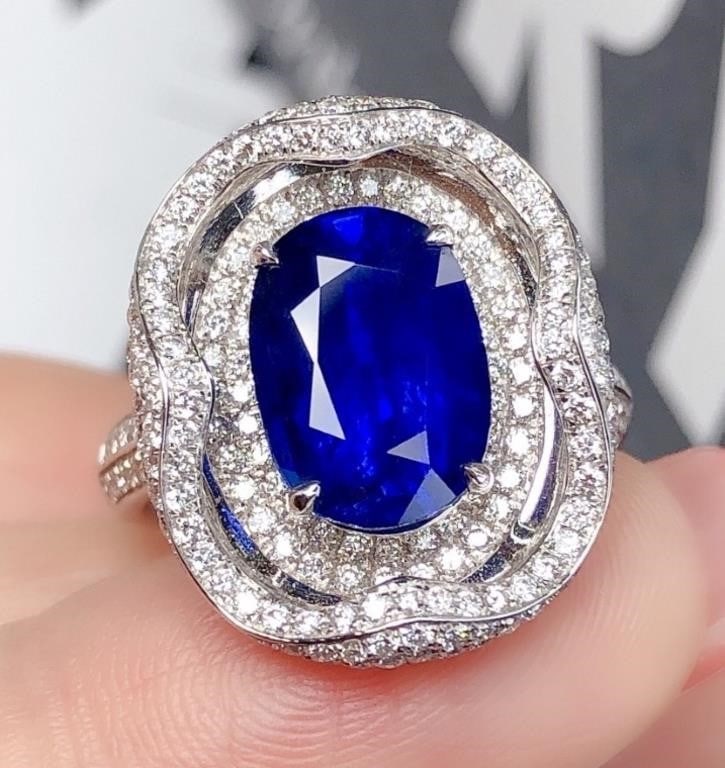 3.8ct Royal Blue Sapphire 18Kt Gold Ring (1 of 3)