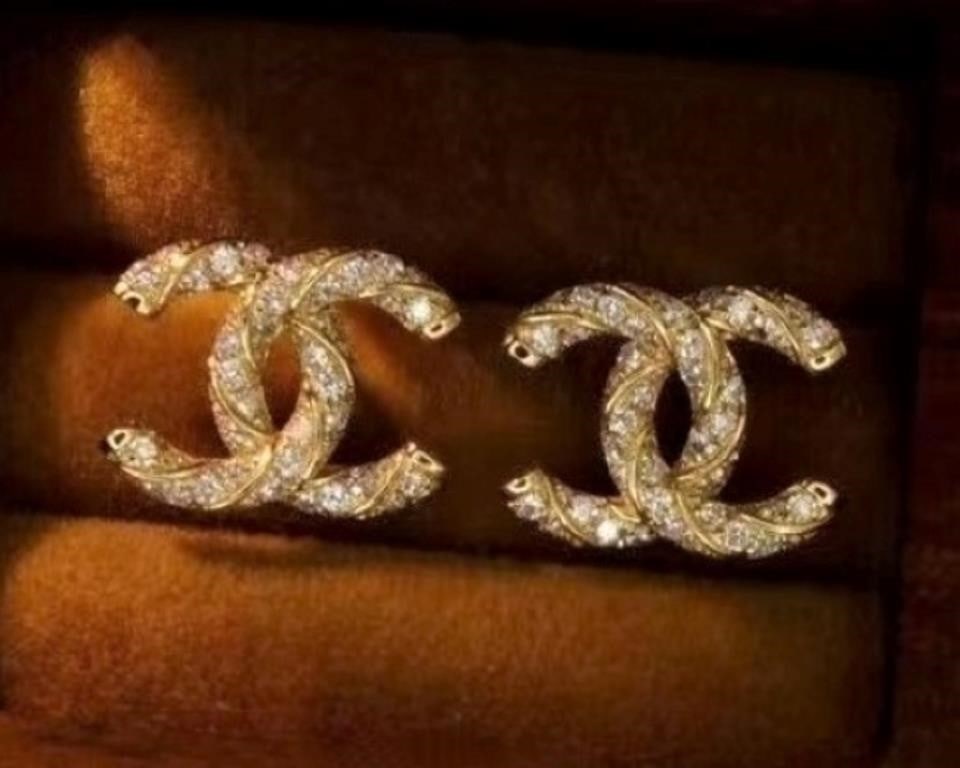 0.85cts Natural Diamond 18Kt Gold Earrings: Crafted from solid 18Kt gold, 18Kt gold set with 0.85cts natural South African diamonds. Crystal-clear, shining fire, vintage retro style, bonny and elegant wearing effect. Overall condition is excell
