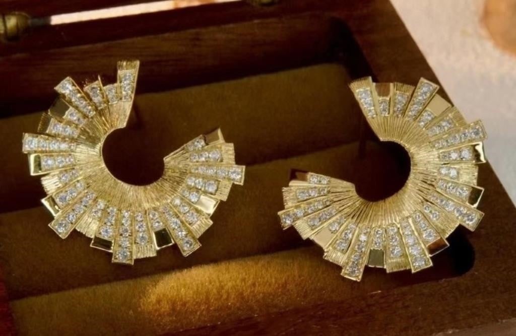 0.78cts Natural Diamond 18Kt Gold Earrings: Crafted from solid 18Kt gold, Italy jewelry-making craft, 18Kt gold set with 0.78cts natural South African diamonds. Crystal-clear, shining fire, fashion-forward style, bonny and elegant wearing effec