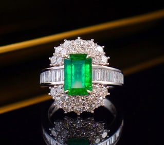 2.7ct Natural Emerald 18Kt Gold Ring