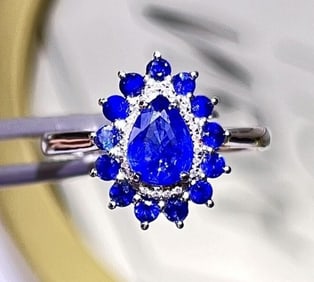 1ct Cornflower Blue Sapphire 18Kt Gold Ring
