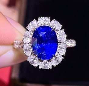 5ct Royal Blue Sapphire 18Kt Gold Ring