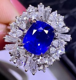 4.3ct Sri Lankan Sapphire 18Kt Gold Ring