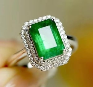 2.7ct Natural Emerald 18Kt Gold Ring