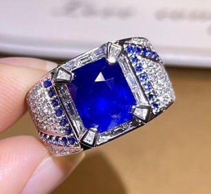 4.2ct Royal Blue Sapphire 18Kt Gold Ring