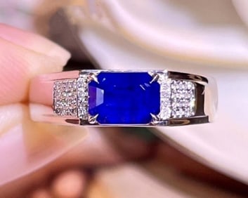 2ct Royal Blue Sapphire 18Kt Gold Ring