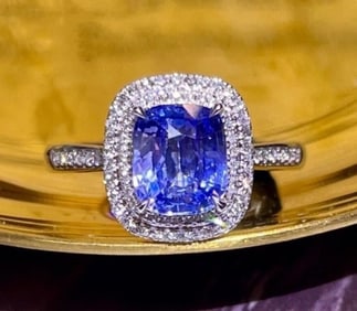 2.1ct Cornflower Blue Sapphire 18Kt Gold Ring
