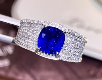 2.3ct Royal Blue Sapphire 18Kt Gold Ring