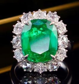 5.9ct Natural Emerald 18Kt Gold Ring