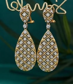 18Kt Gold Natural Diamond Earrings