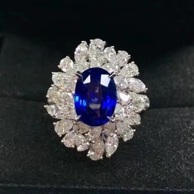 4.6ct Royal Blue Sapphire 18Kt Gold Ring