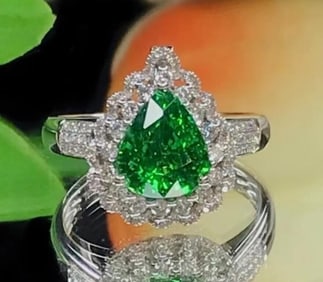 2.7ct Natural Tsavorite 18Kt Gold Ring