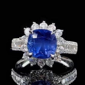 3.5ct Cornflower Blue Sapphire 18Kt Gold Ring