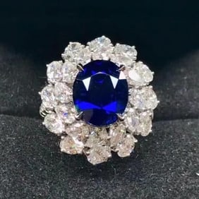 7.2ct Royal Blue Sapphire 18Kt Gold Ring