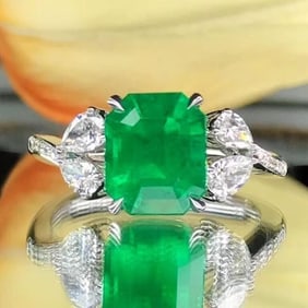 2.5ct Natural Emerald 18Kt Gold Ring