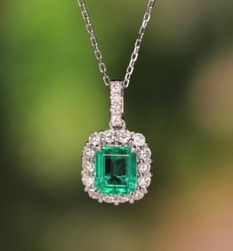 0.8ct Natural Emerald 18Kt Gold Pendant