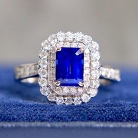 1.5ct Royal Blue Sapphire 18Kt Gold Ring