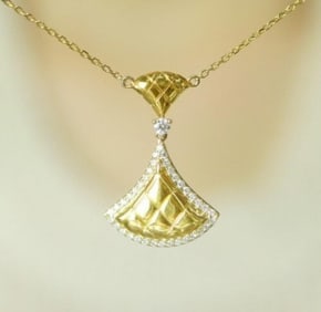 18Kt Gold Natural Diamond Pendant