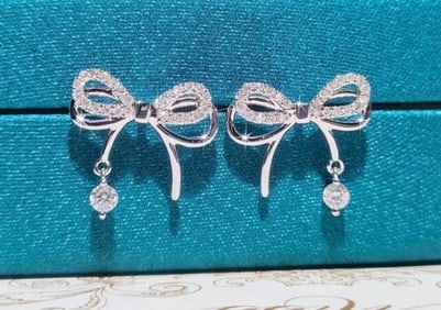 18Kt Gold Natural Diamond Earrings