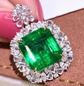 8ct Natural Emerald Pendant 18K Gold