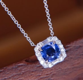 1.5ct Cornflower Blue Sapphire 18K Gold Necklace