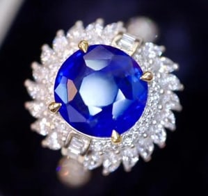 2.85ct Royal Blue Sapphire 18Kt Gold Ring