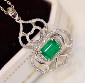 Natural Emerald 18Kt Gold Pendant