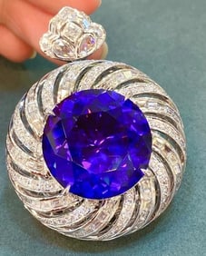 42.5ct Natural Tanzanite 18Kt Gold Pendant