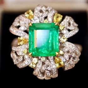 2.5ct Natural Emerald 18Kt Gold Ring