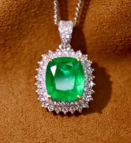 2.8ct Natural Emerald 18Kt Gold Pendant