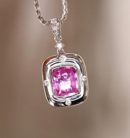 1.25ct Natural Sapphire 18Kt Gold Pendant