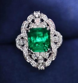 2.7ct Natural Emerald 18Kt Gold Ring