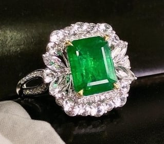 2.2ct Natural Emerald 18Kt Gold Ring