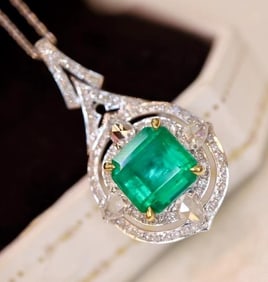 3.2ct Natural Emerald 18Kt Gold Pendant