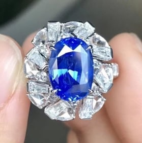 3.4ct Cornflower Blue Sapphire 18Kt Gold Ring