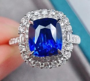3.2ct Royal Blue Sapphire 18Kt Gold Ring