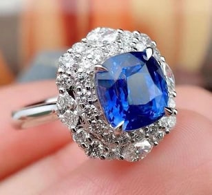 3.3ct Royal Blue Sapphire 18Kt Gold Ring