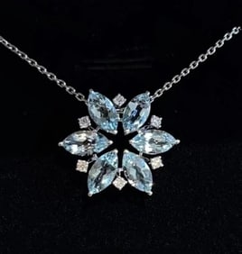 2.8ct Natural Aquamarine 18Kt Gold Pendant