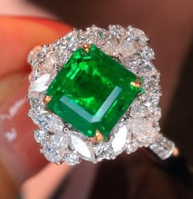 3.5ct Natural Emerald 18Kt Gold Ring