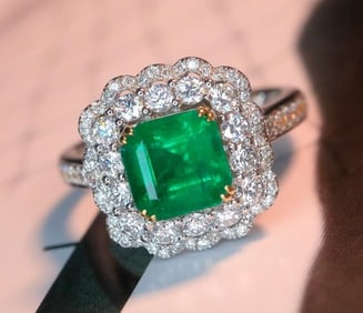 2.2ct Natural Emerald 18Kt Gold Ring