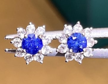 0.8cts Sri Lankan Sapphire 18Kt Gold Earrings