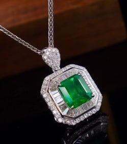 1.9ct Natural Emerald 18Kt Gold Pendant