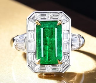 3.8ct Natural Emerald 18Kt Gold Ring