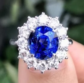 3.5ct Royal Blue Sapphire 18Kt Gold Ring