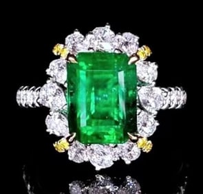 2.5ct Zambian Emerald 18Kt Gold Ring