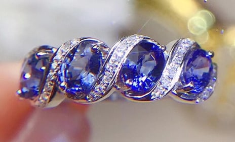 2.2cts Natural Sapphire 18Kt Gold Ring