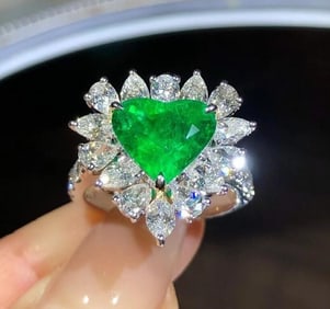 2.4ct Natural Emerald 18Kt Gold Ring