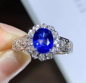 1.65ct Cornflower Blue Sapphire 18Kt Gold Ring