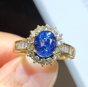 2ct Cornflower Blue Sapphire 18Kt Gold Ring